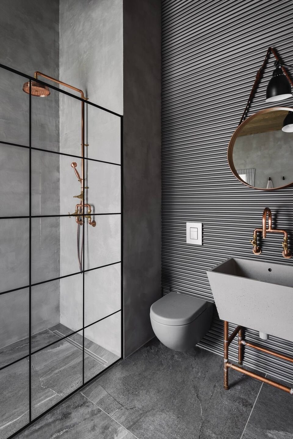 Malý dřevěný dům vsazený do zahrady