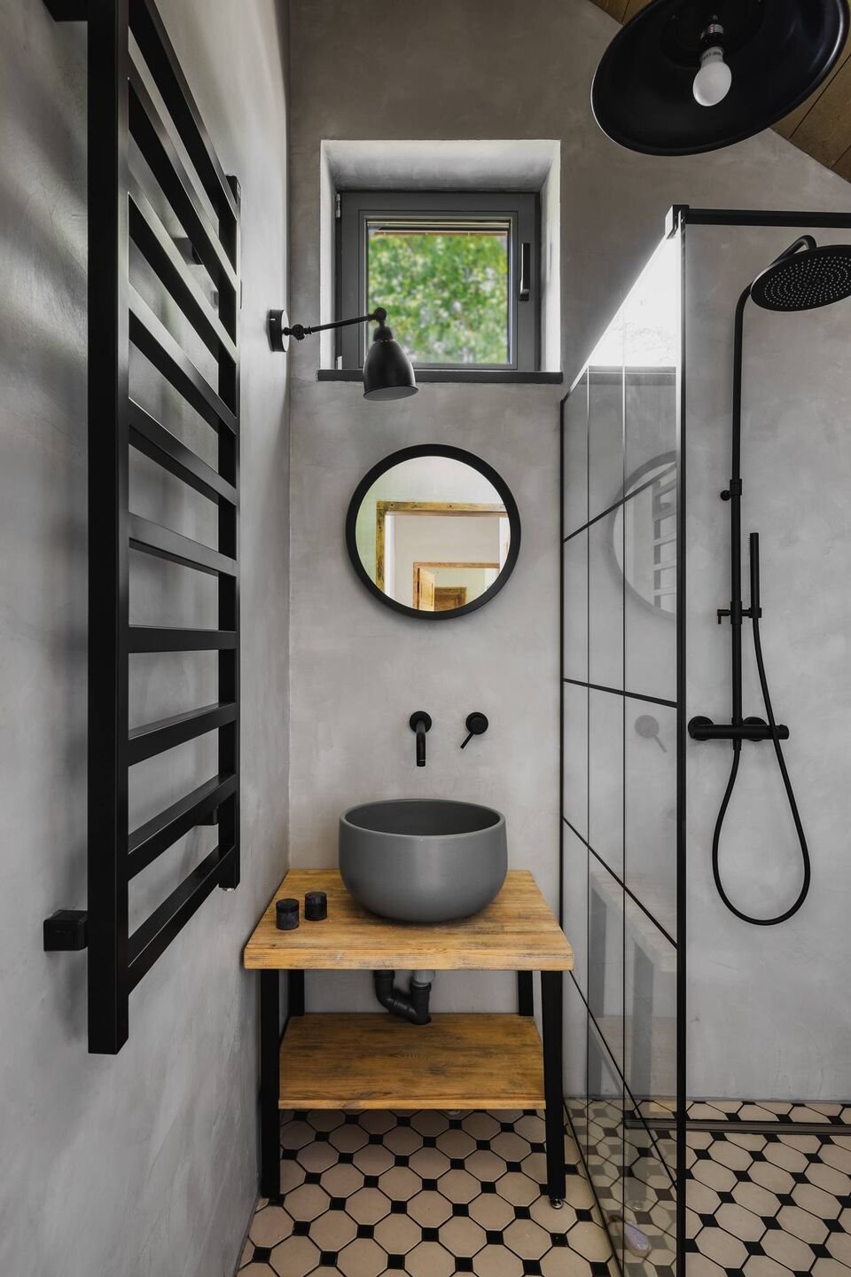 Malý dřevěný dům vsazený do zahrady