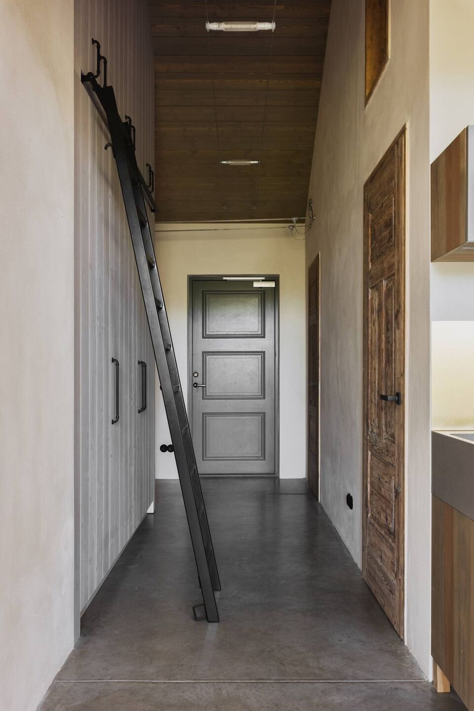 Malý dřevěný dům vsazený do zahrady