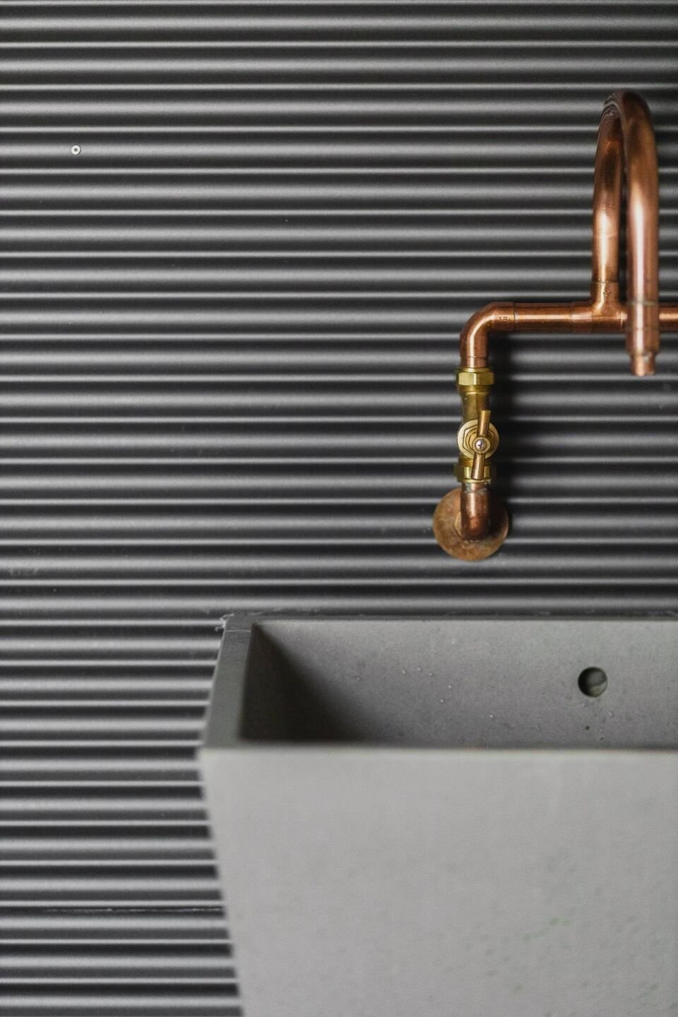 Malý dřevěný dům vsazený do zahrady