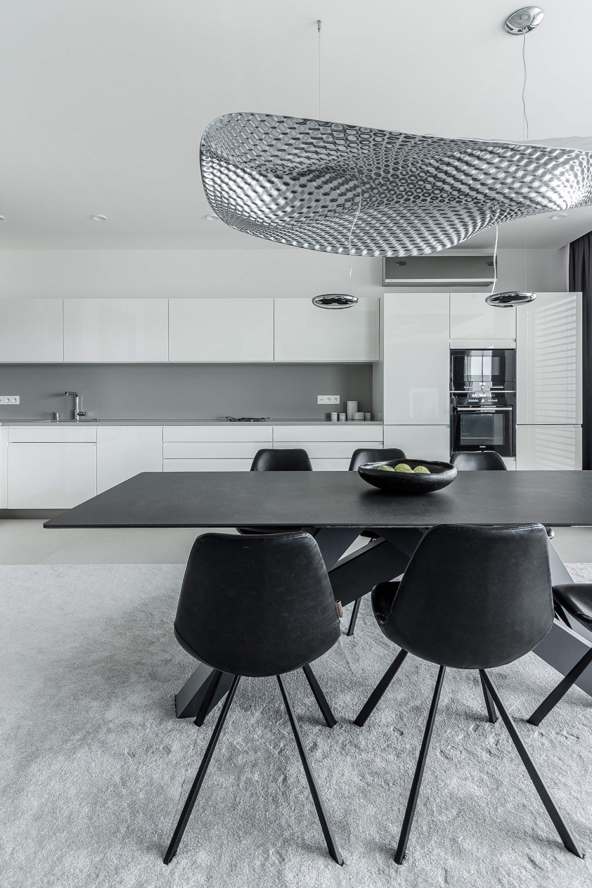 Mezonetový byt v sametově šedé barvě