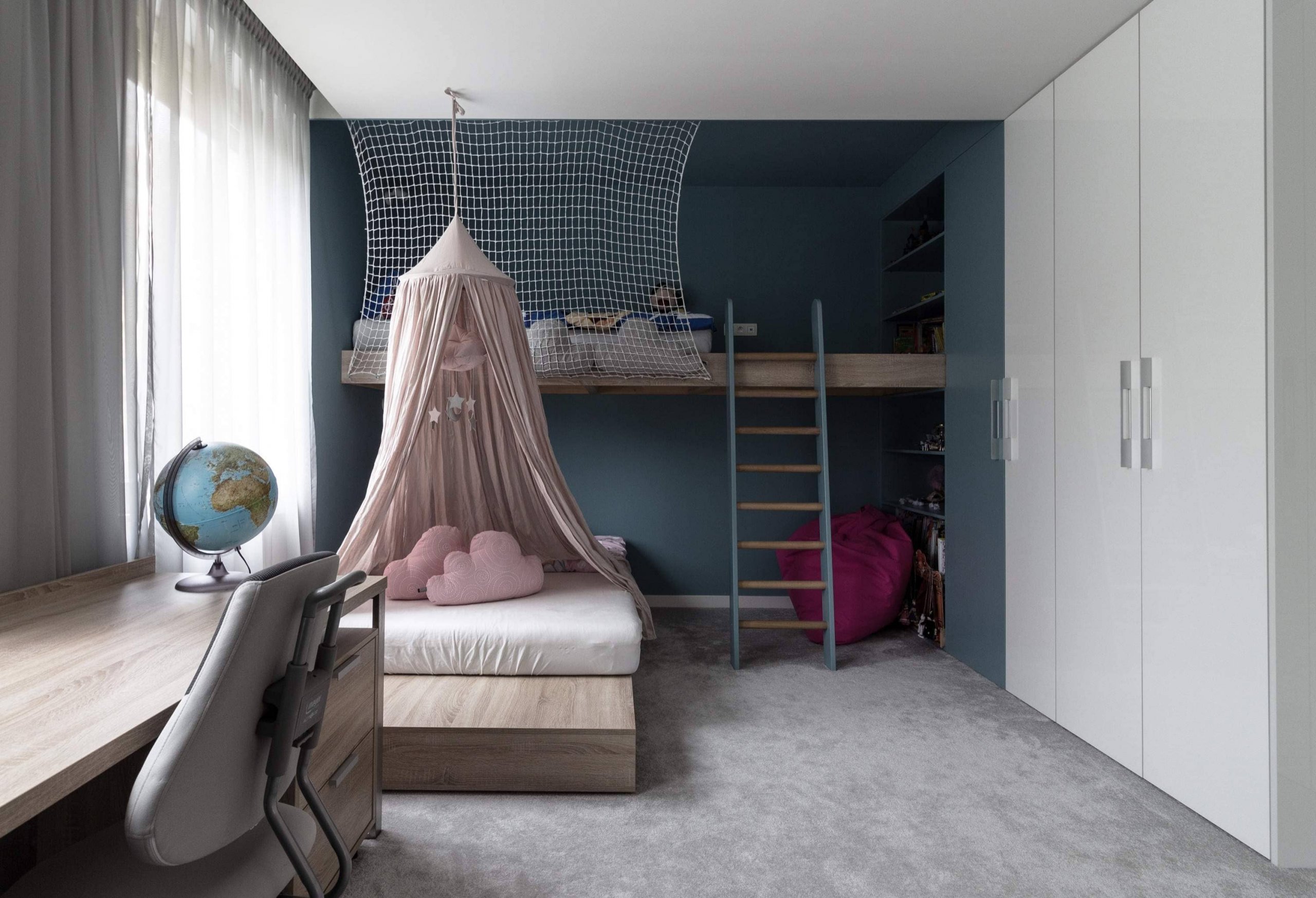 Mezonetový byt v sametově šedé barvě