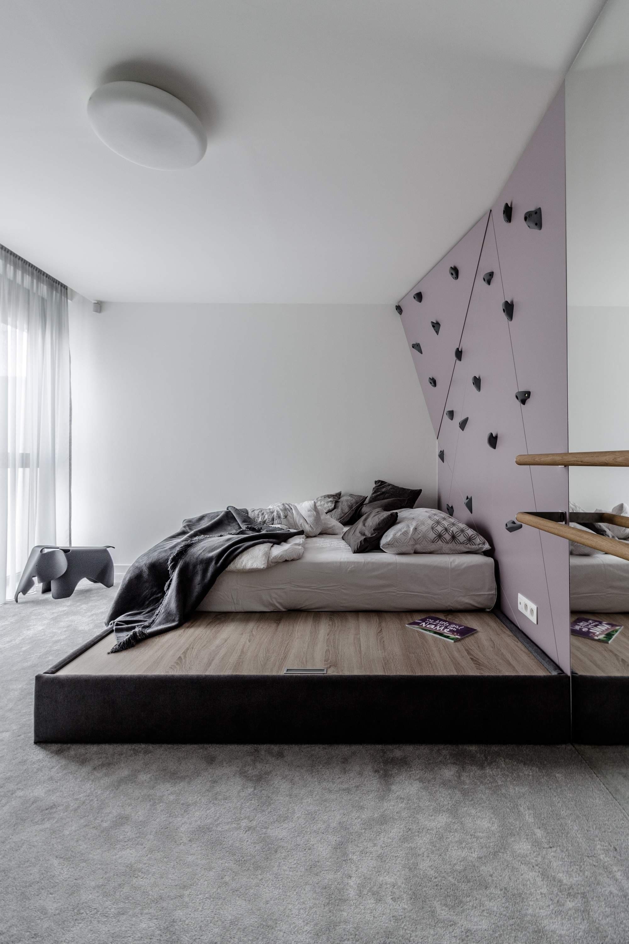 Mezonetový byt v sametově šedé barvě