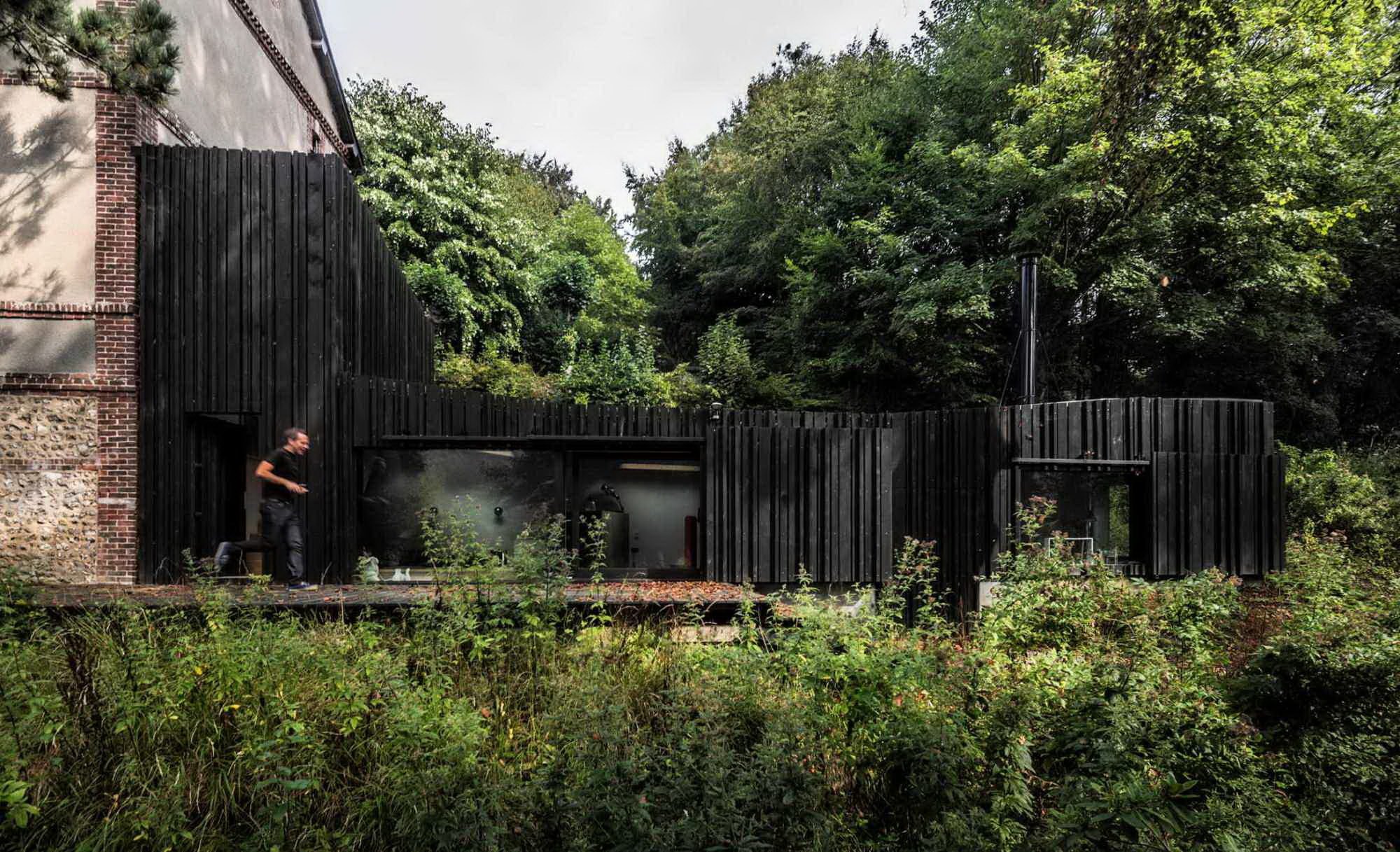 Minimalistická dostavba Black Wood House