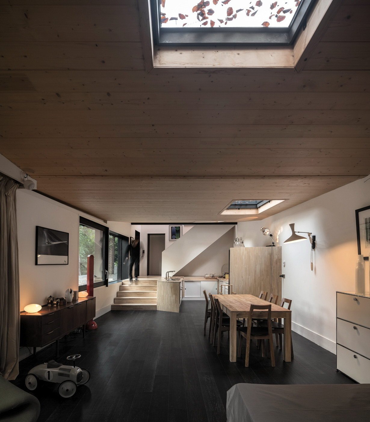 Minimalistická dostavba Black Wood House