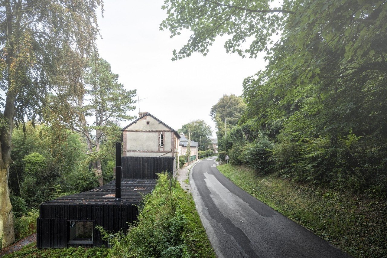 Minimalistická dostavba Black Wood House
