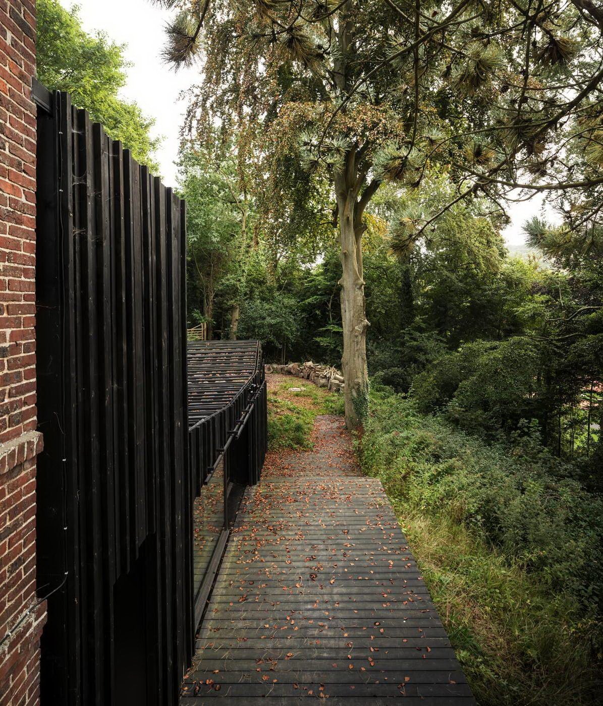 Minimalistická dostavba Black Wood House