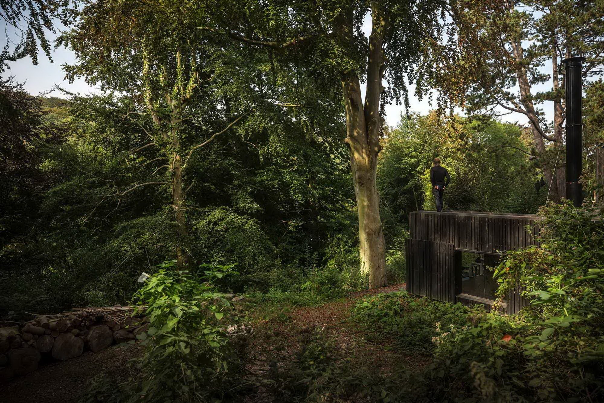 Minimalistická dostavba Black Wood House