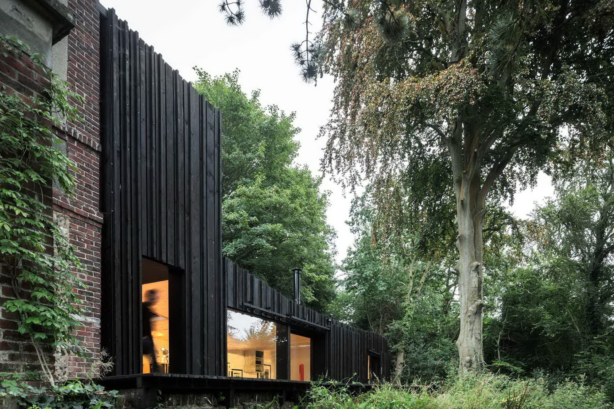 Minimalistická dostavba Black Wood House