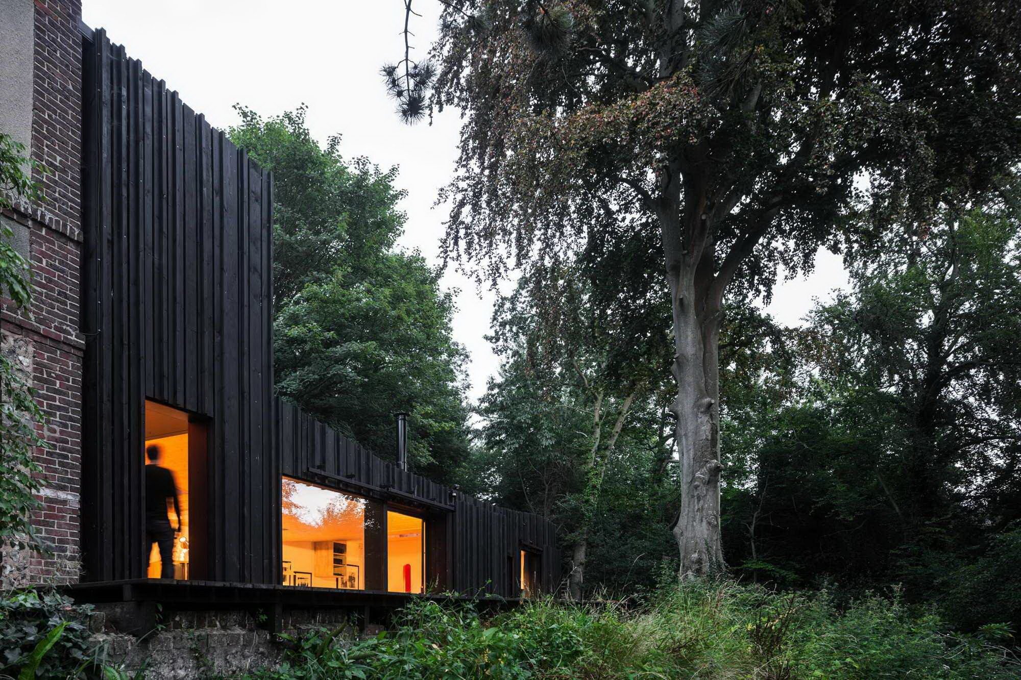 Minimalistická dostavba Black Wood House