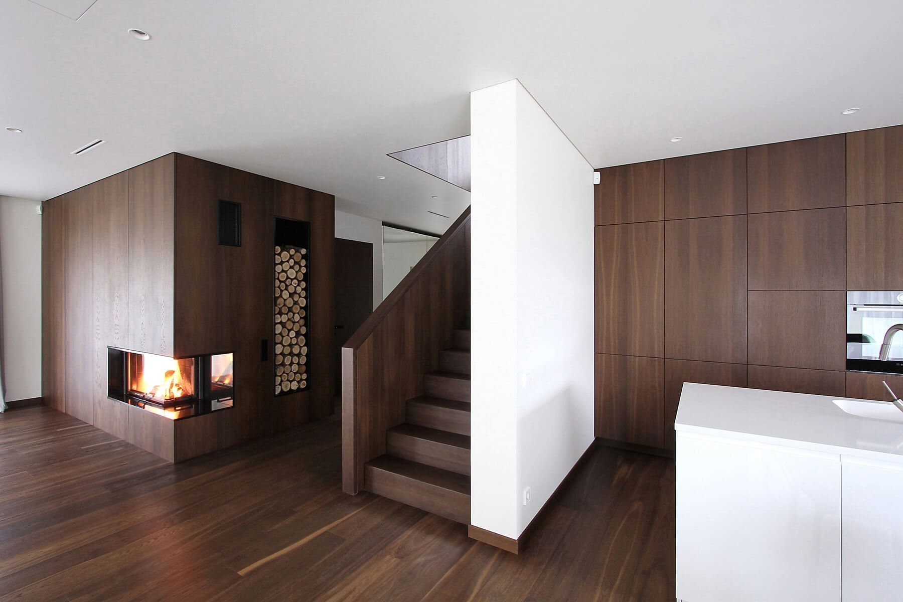 Minimalistické bydlení s akváriem