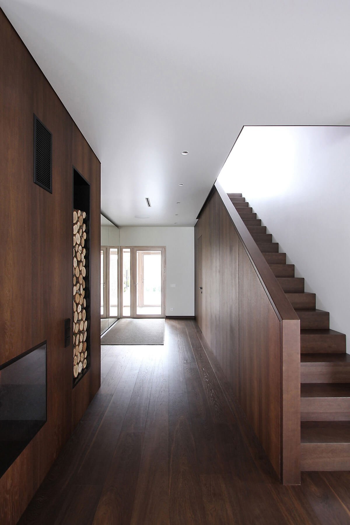 Minimalistické bydlení s akváriem