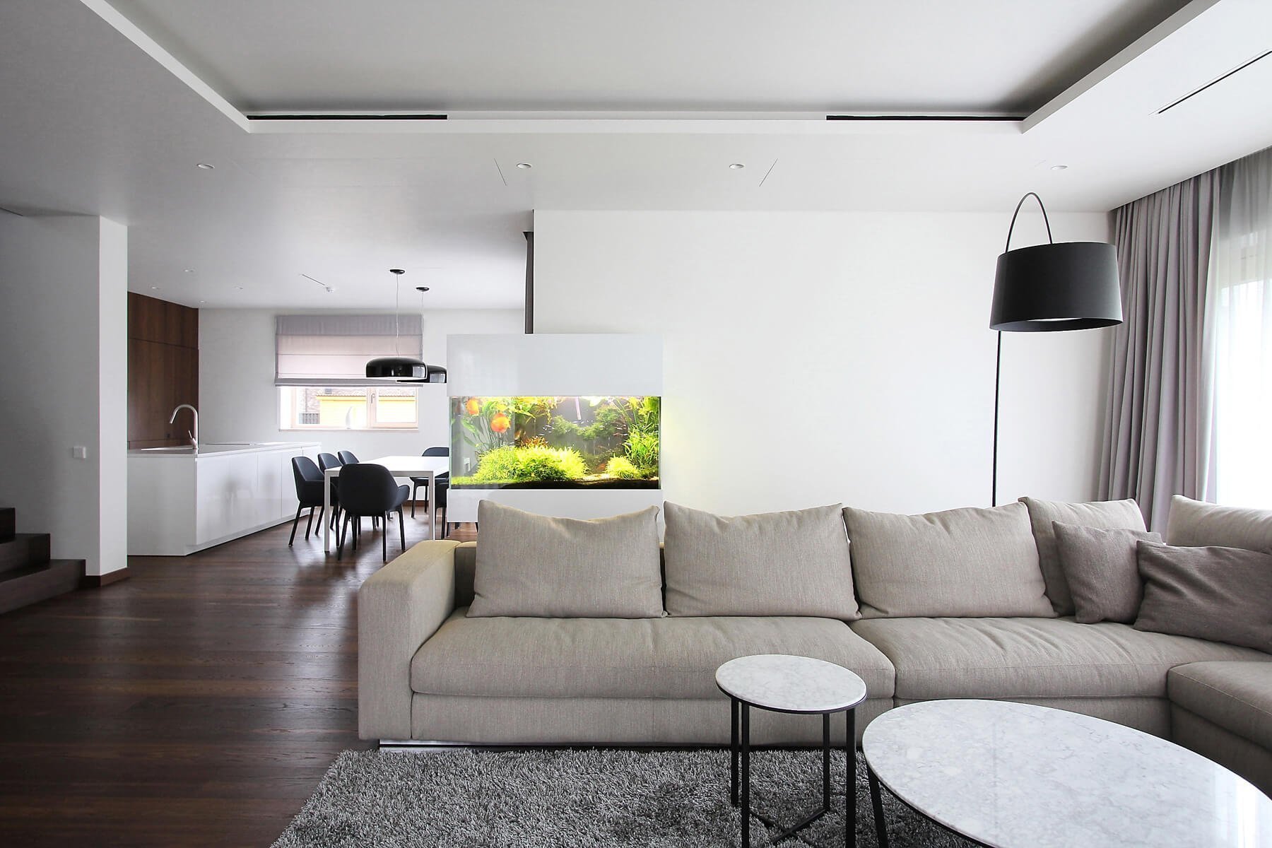 Minimalistické bydlení s akváriem