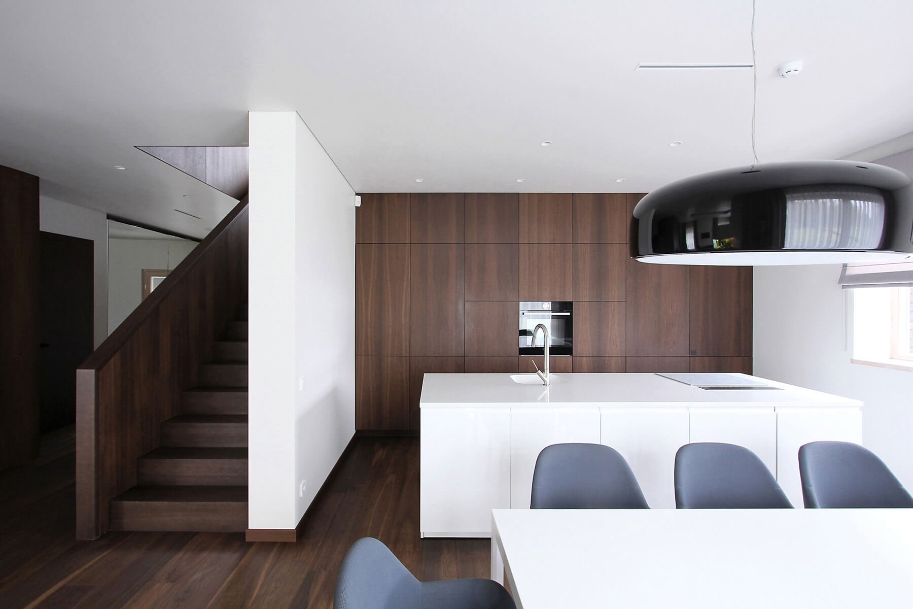 Minimalistické bydlení s akváriem