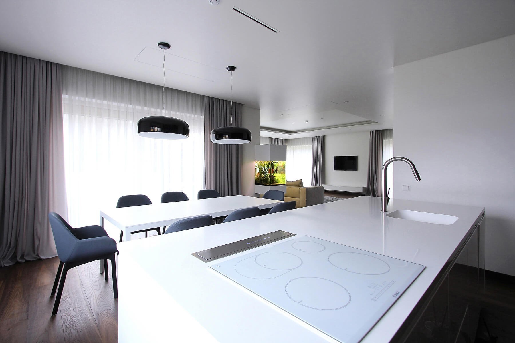 Minimalistické bydlení s akváriem