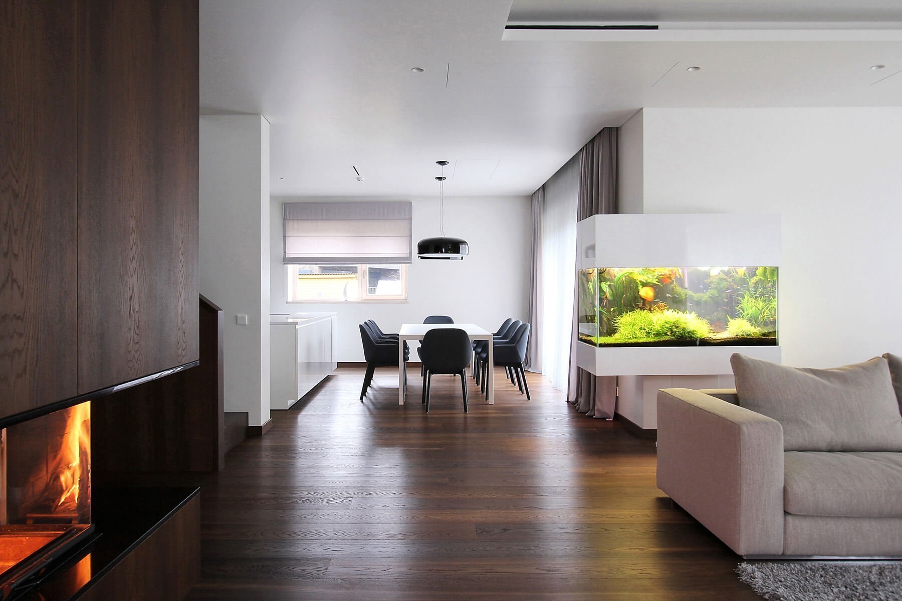 Minimalistické bydlení s akváriem