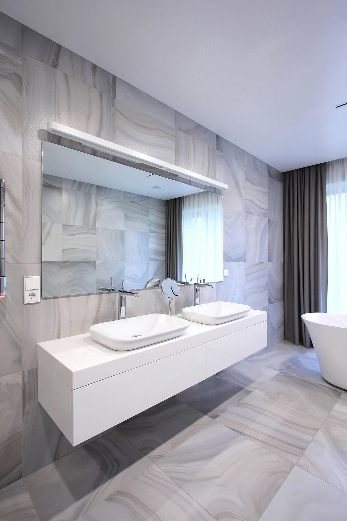 Minimalistické bydlení s akváriem