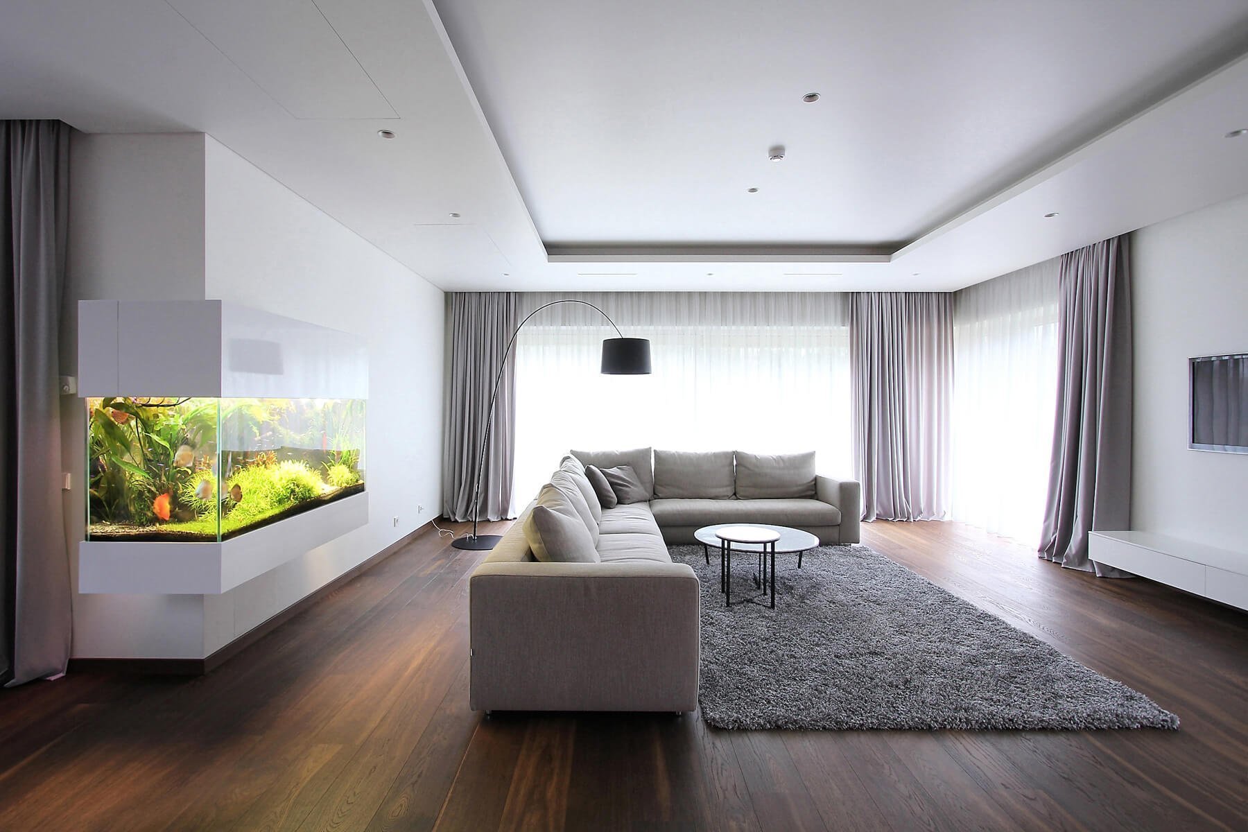 Minimalistické bydlení s akváriem