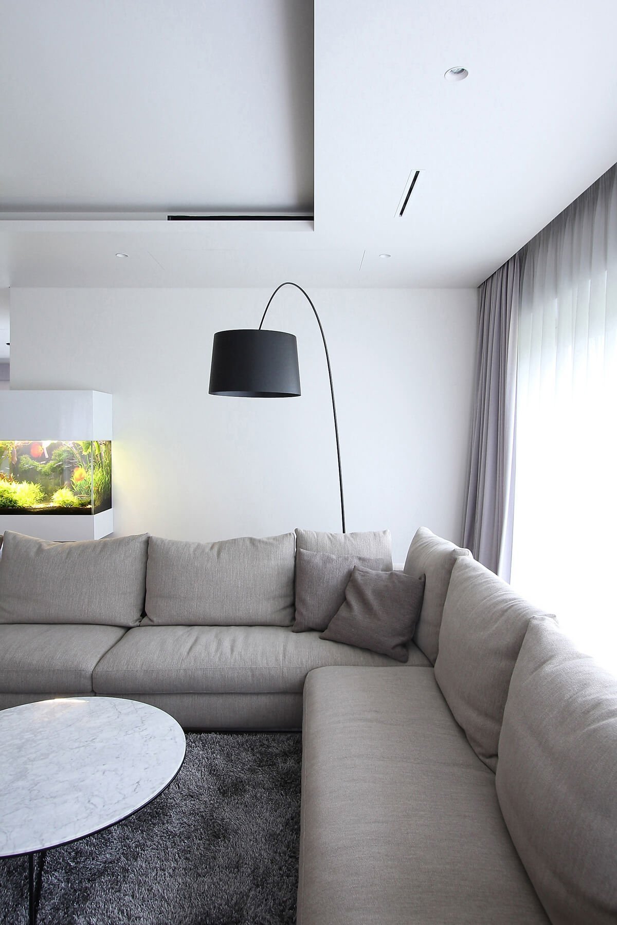 Minimalistické bydlení s akváriem