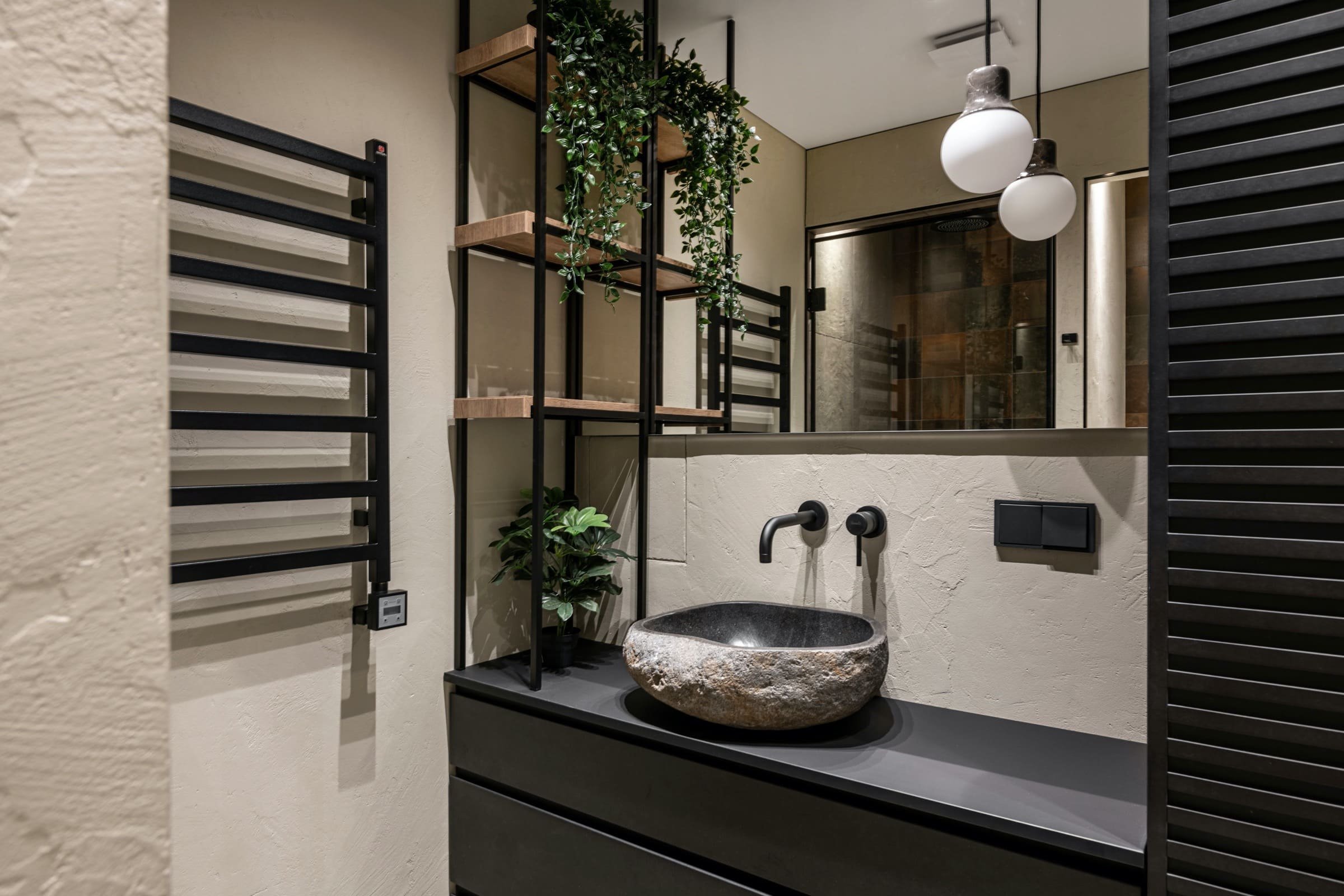 Minimalistický interiér s exotickým výrazem