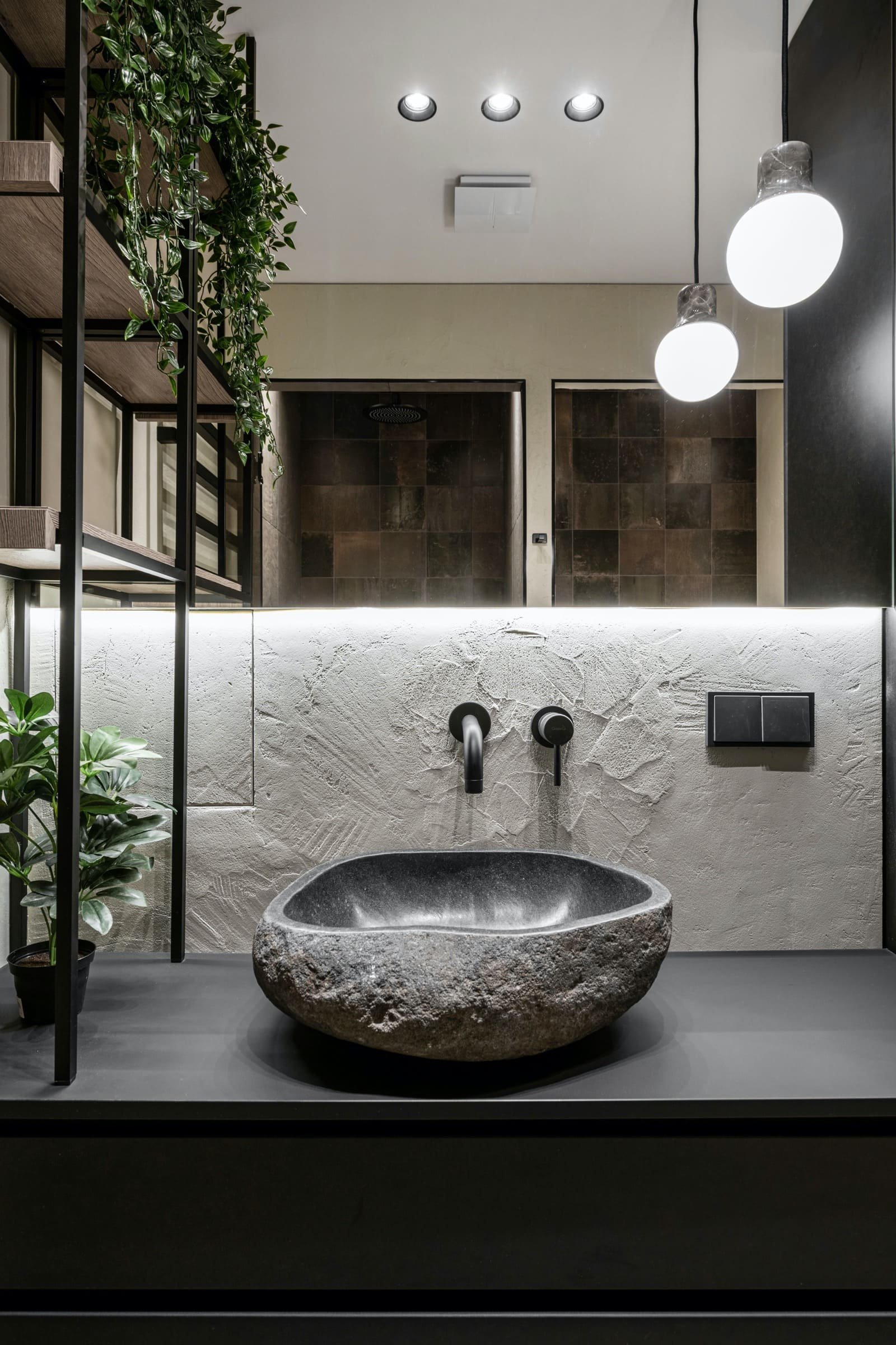 Minimalistický interiér s exotickým výrazem