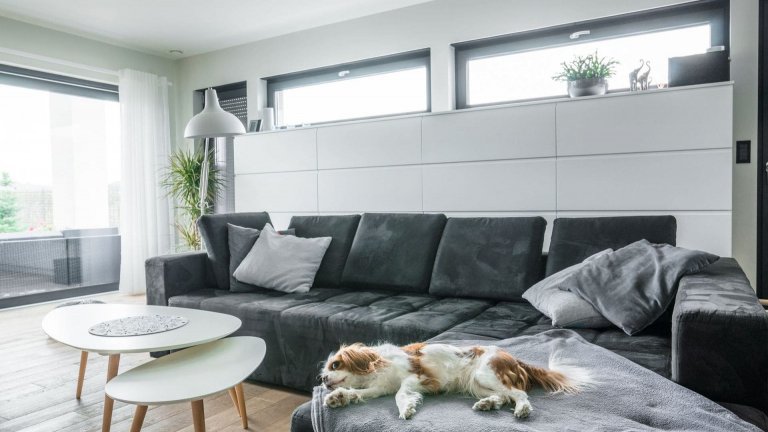 Moderní a útulný interiér v sametově šedé barvě