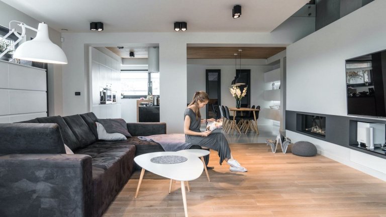 Moderní a útulný interiér v sametově šedé barvě