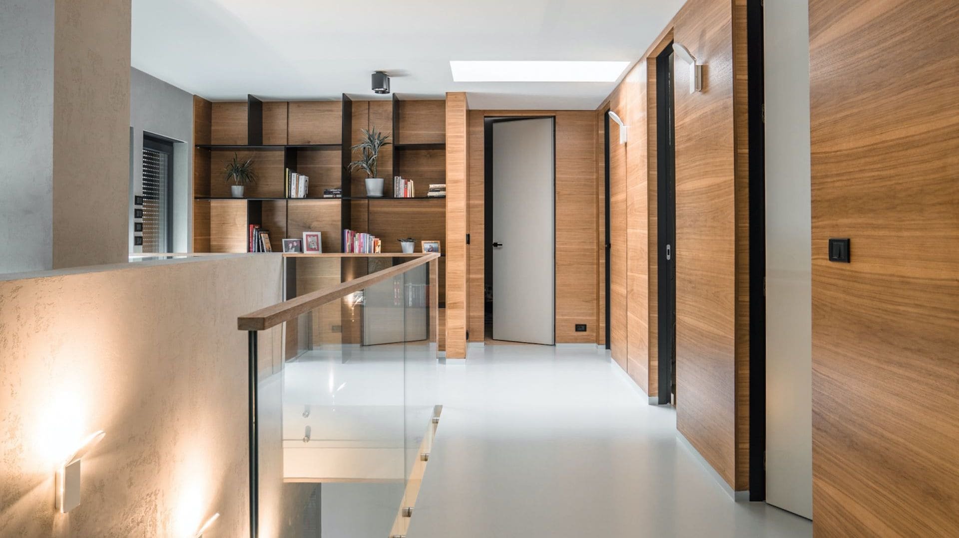 Moderní a útulný interiér v sametově šedé barvě