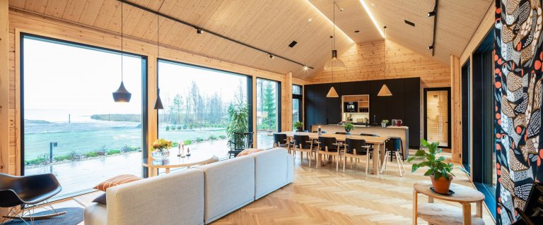 Moderní dřevěný dům na finském venkově