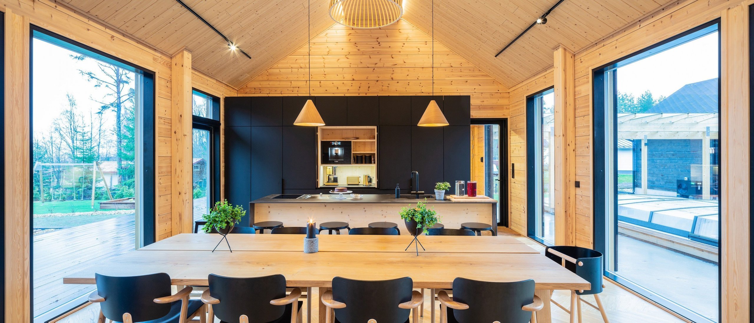 Moderní dřevěný dům na finském venkově