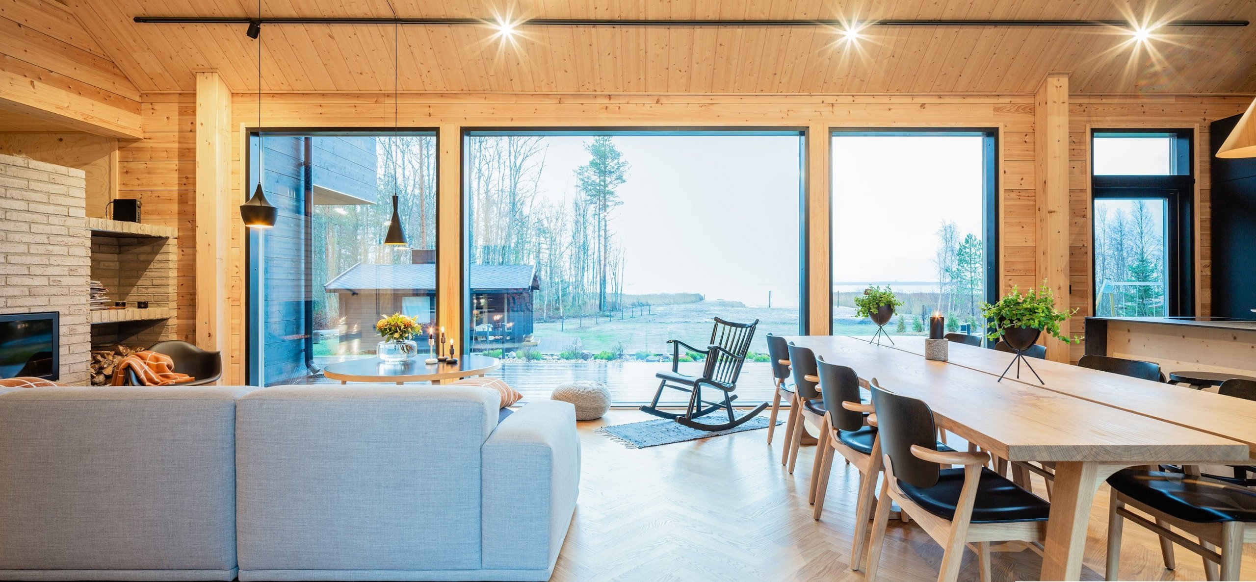 Moderní dřevěný dům na finském venkově