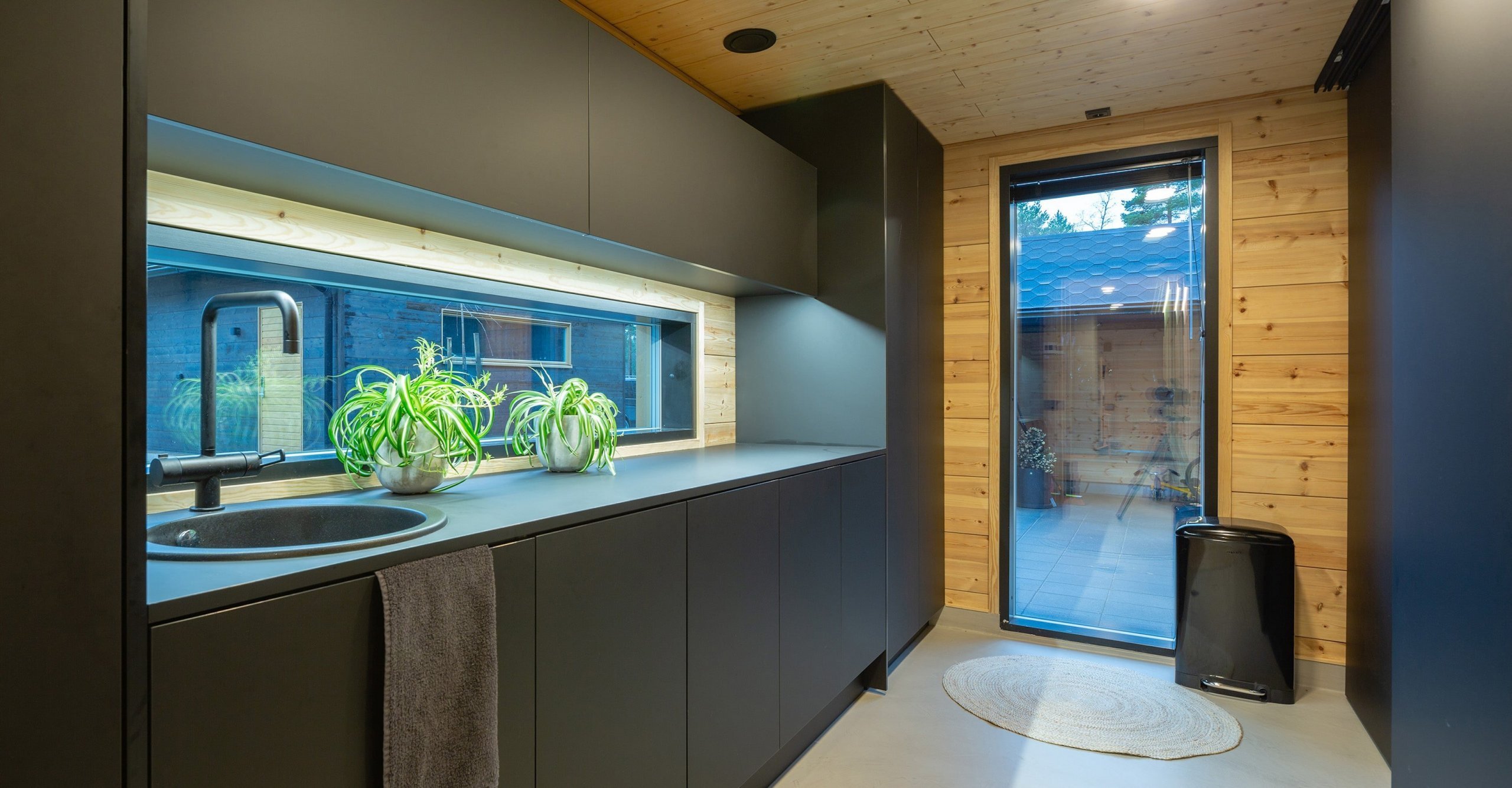 Moderní dřevěný dům na finském venkově