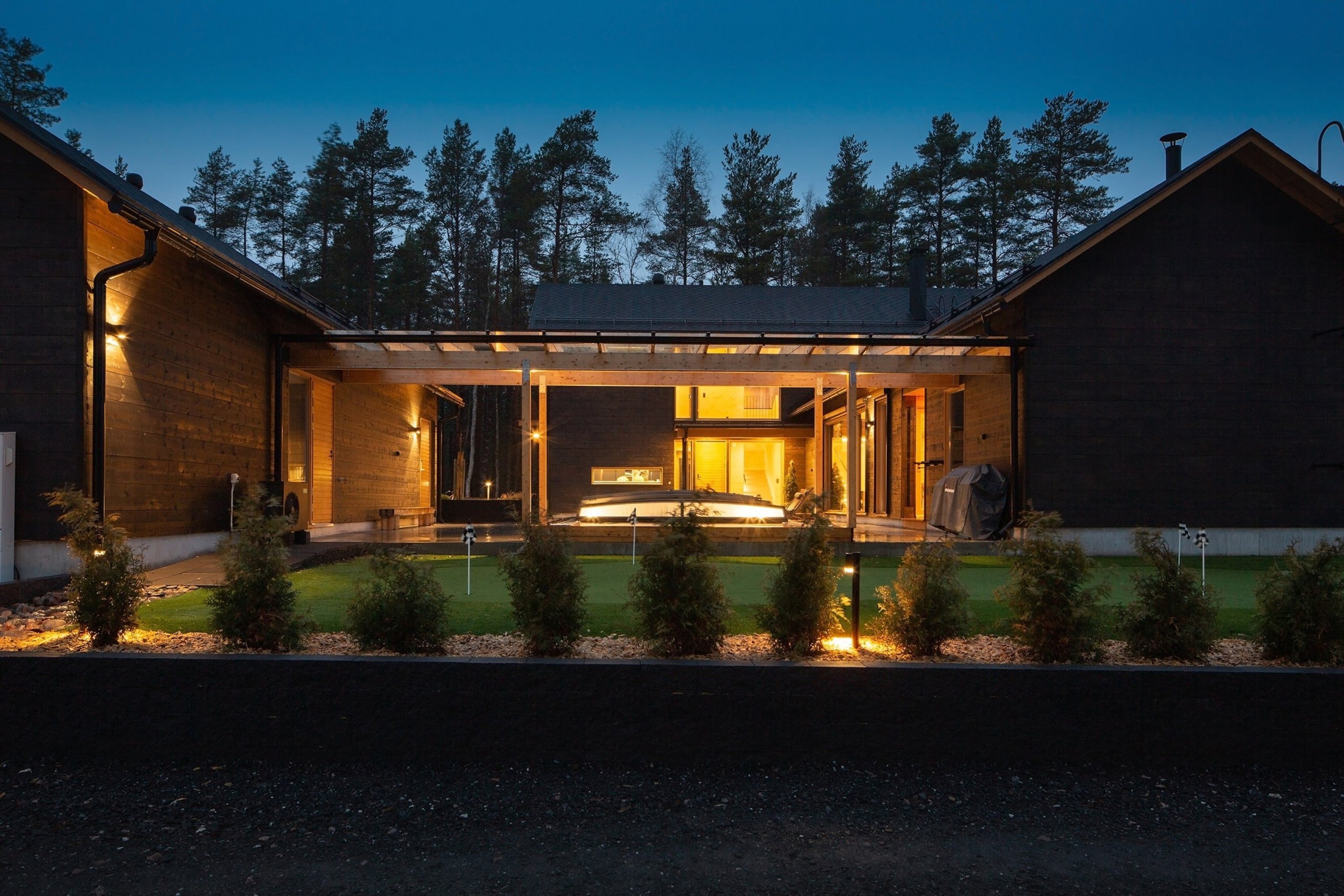 Moderní dřevěný dům na finském venkově