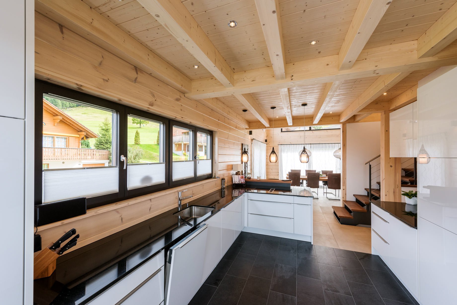 Moderní dřevostavba plná přirozeného světla