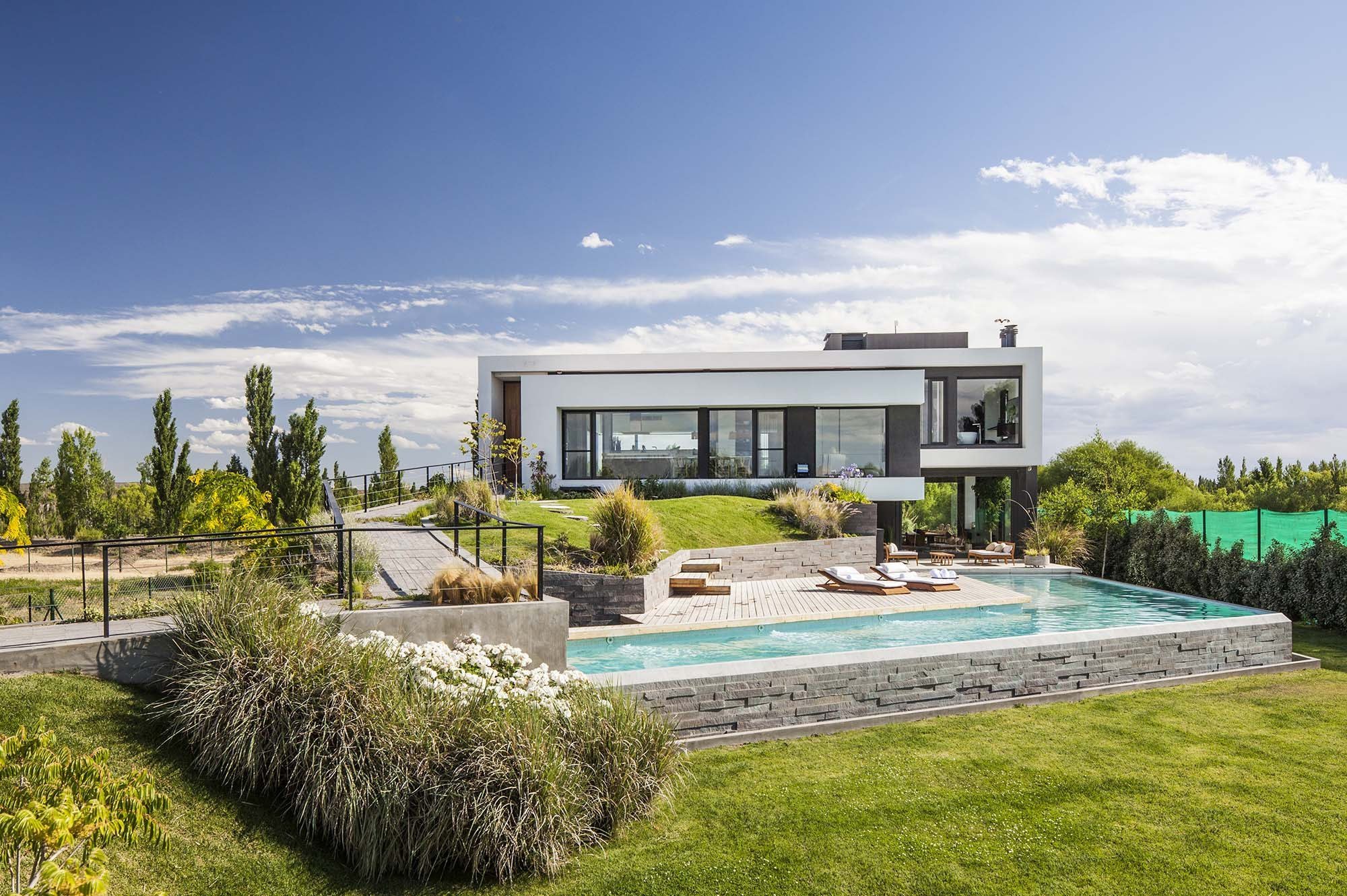 Moderní dům s výhledem na řeku