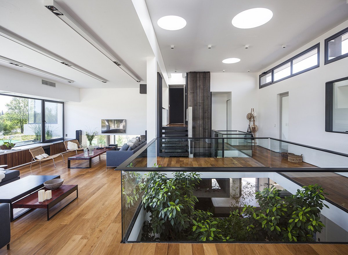 Moderní dům s výhledem na řeku