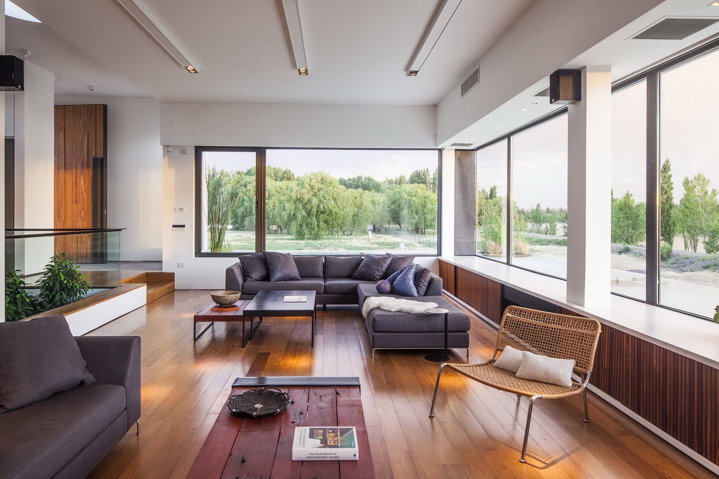 Moderní dům s výhledem na řeku