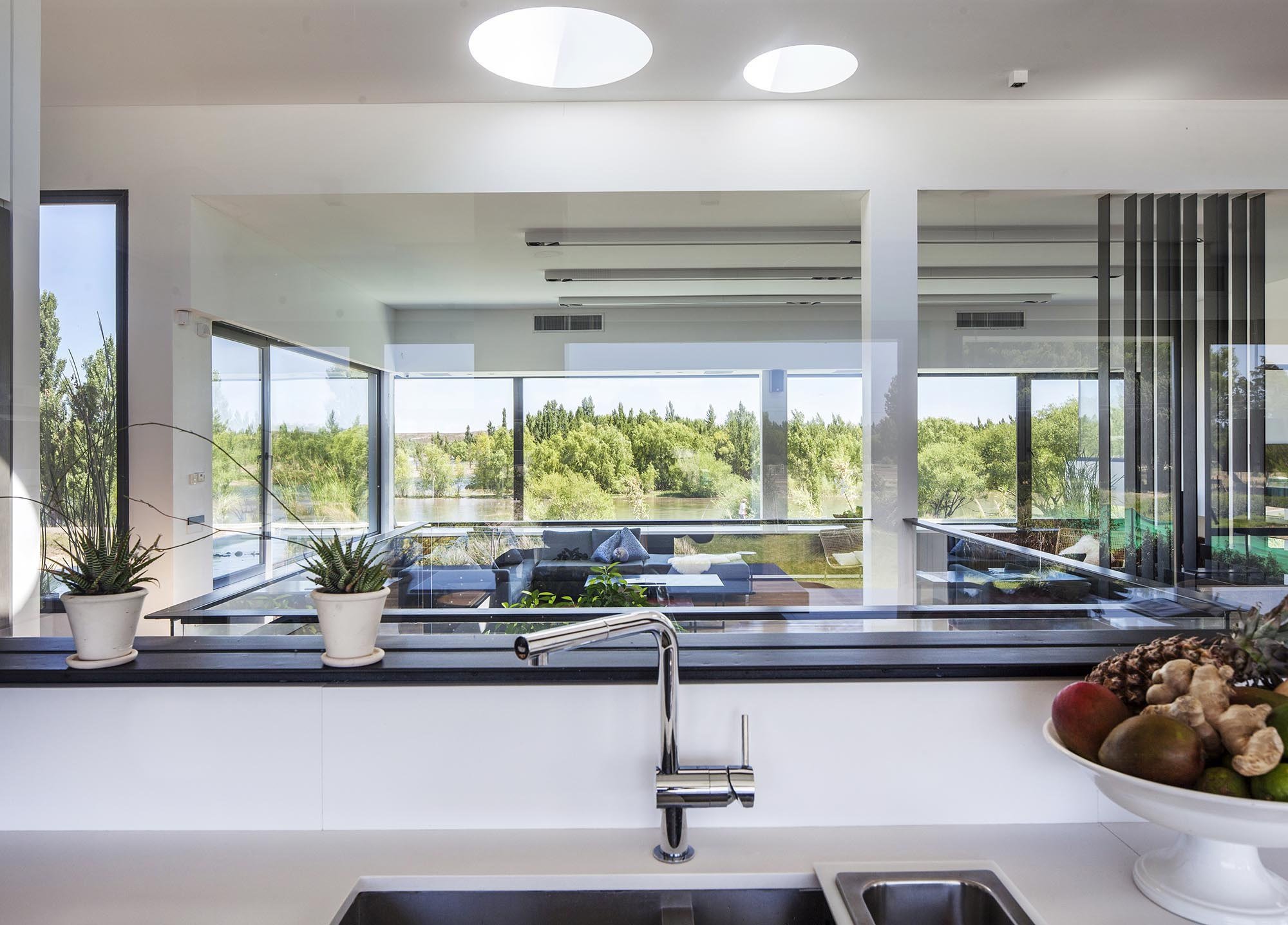 Moderní dům s výhledem na řeku