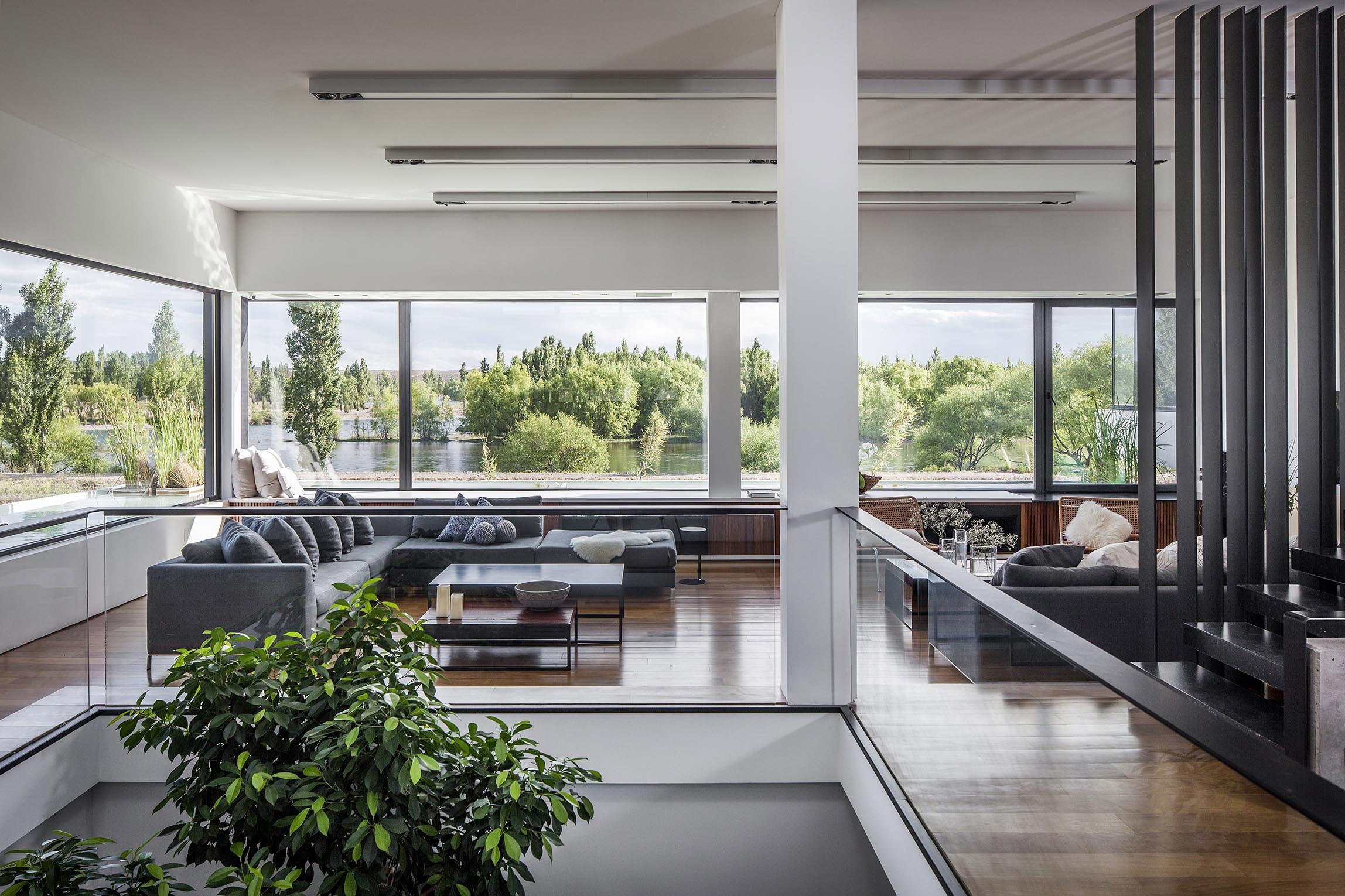 Moderní dům s výhledem na řeku