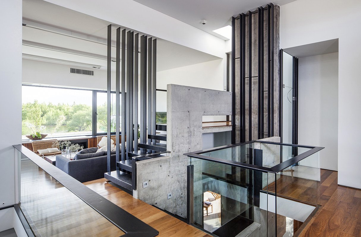 Moderní dům s výhledem na řeku