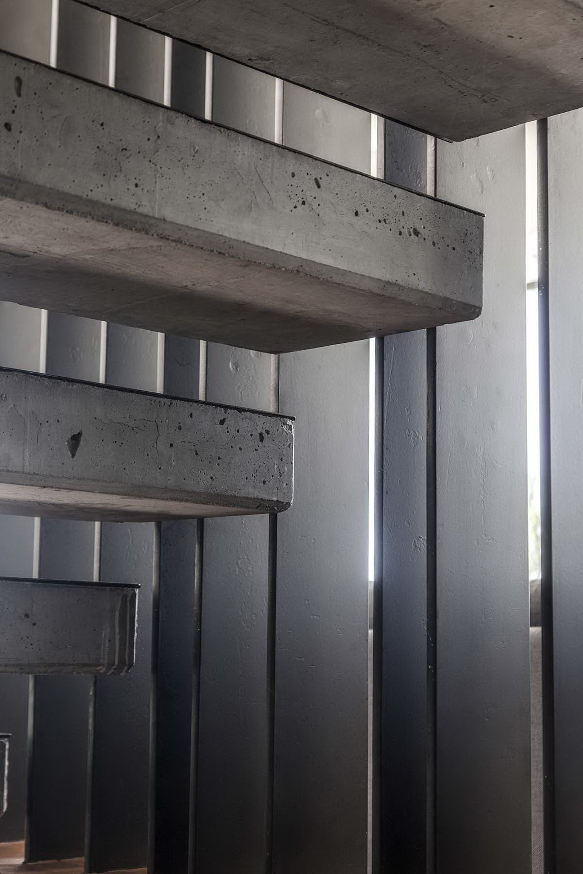 Moderní dům s výhledem na řeku