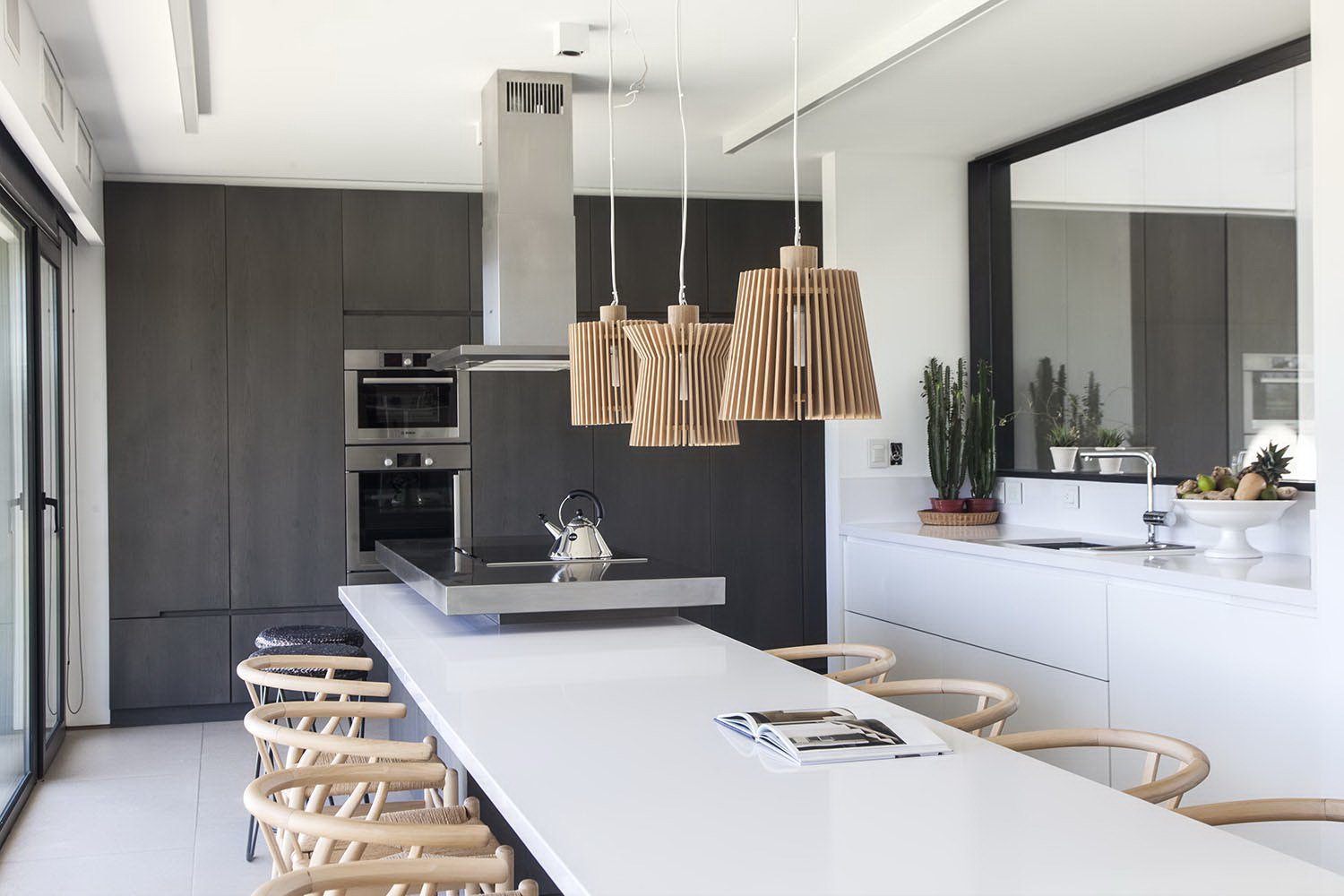 Moderní dům s výhledem na řeku