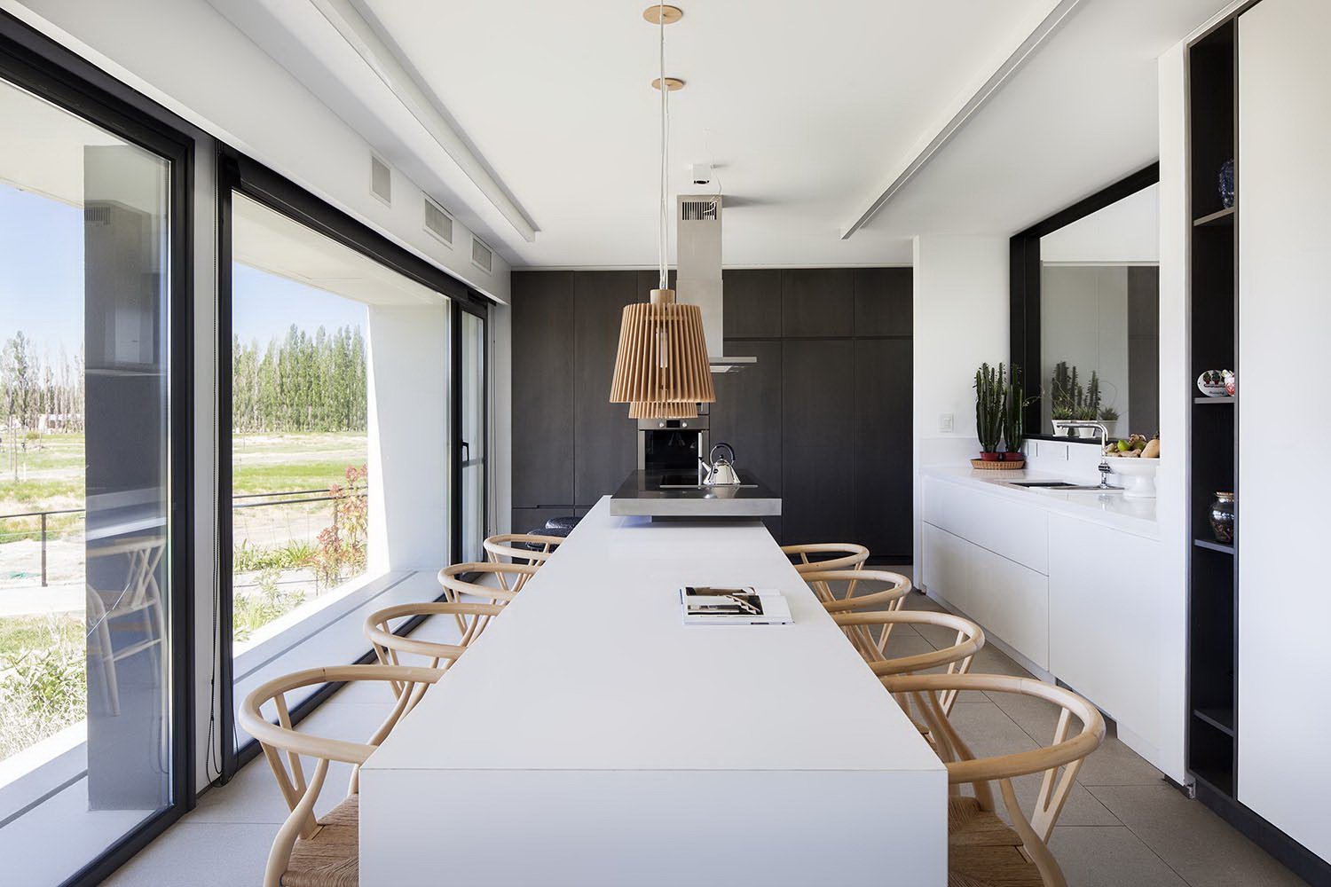 Moderní dům s výhledem na řeku