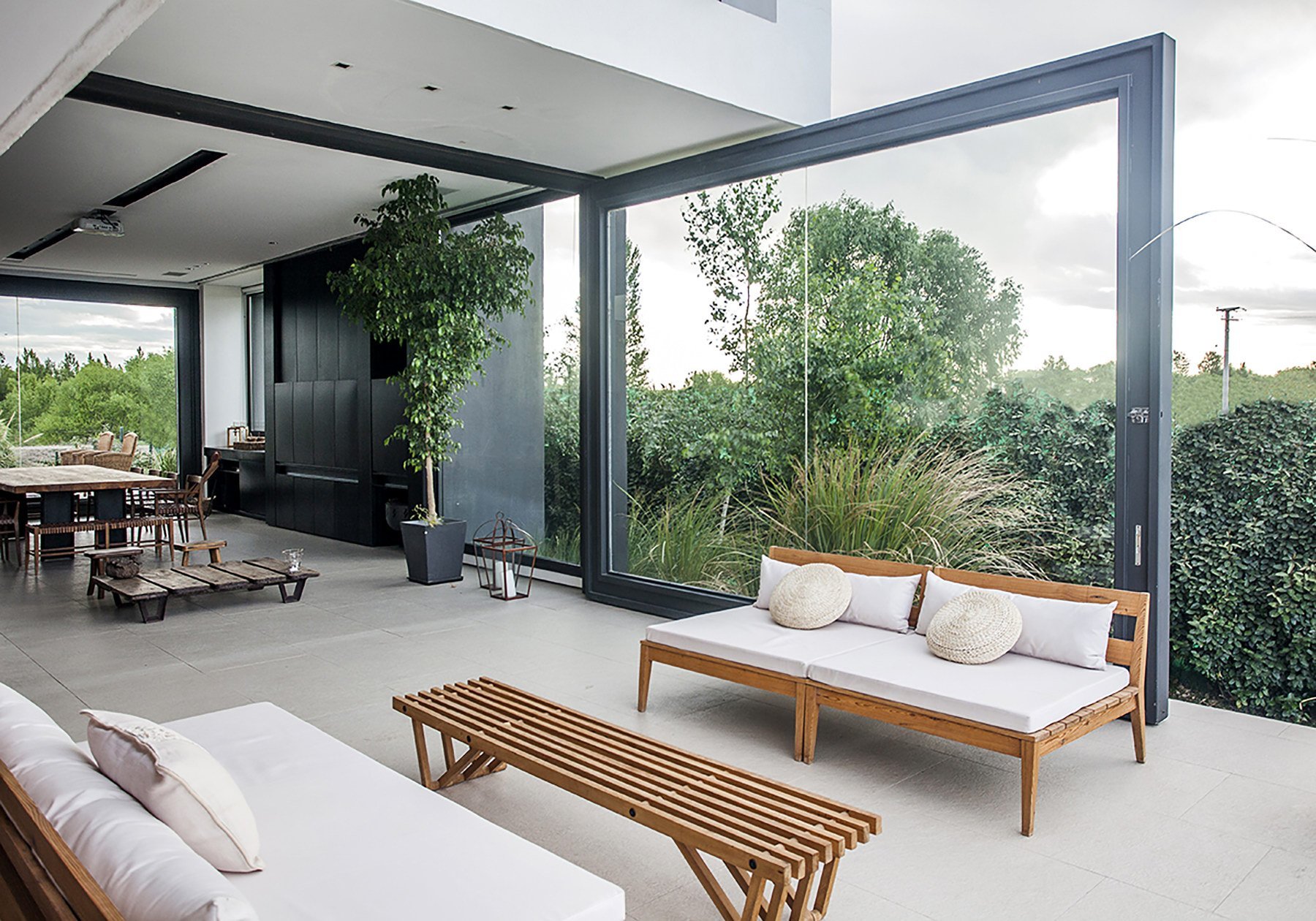 Moderní dům s výhledem na řeku