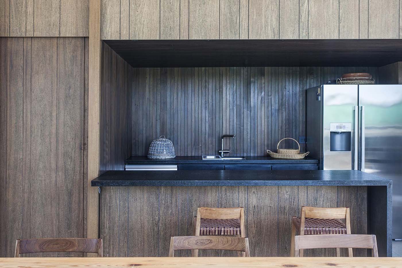 Moderní dům s výhledem na řeku