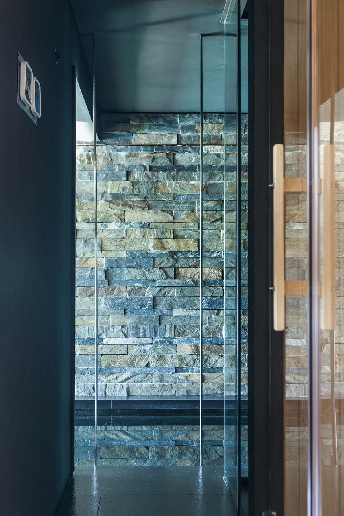 Moderní dům s výhledem na řeku