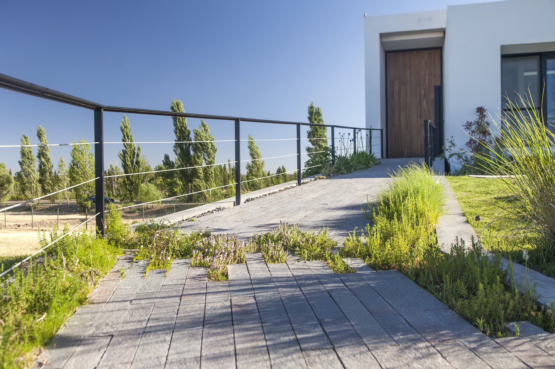 Moderní dům s výhledem na řeku