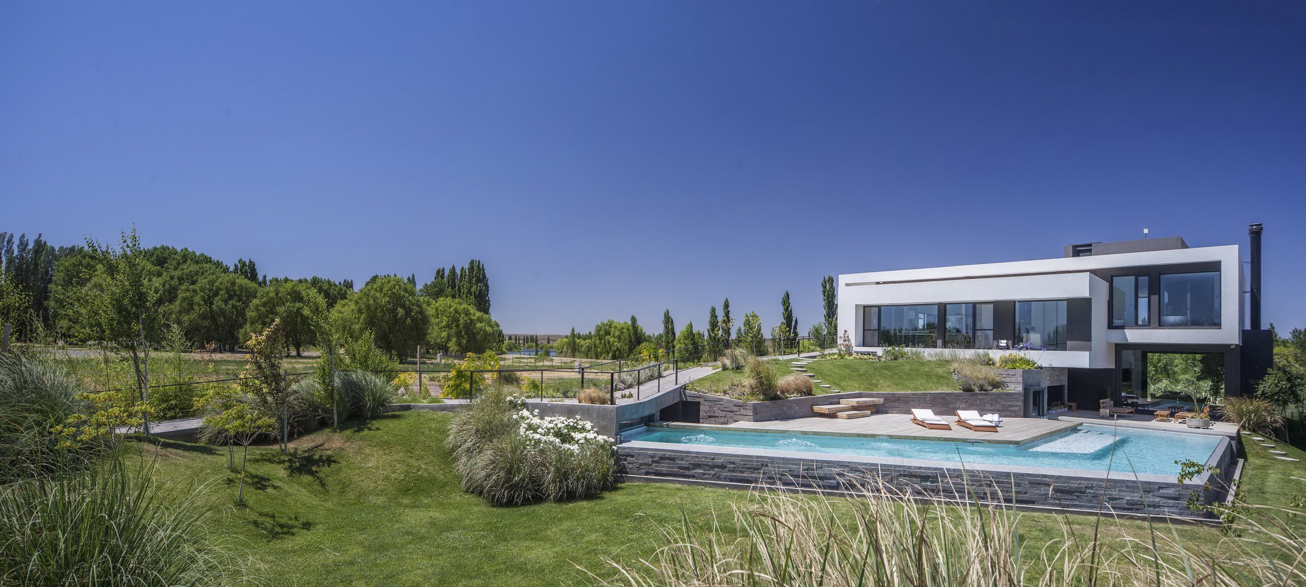 Moderní dům s výhledem na řeku