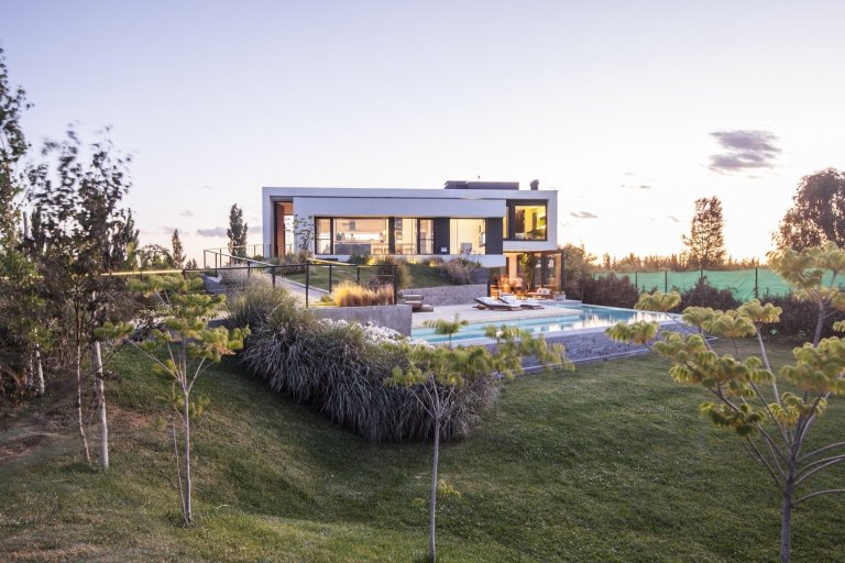 Moderní dům s výhledem na řeku