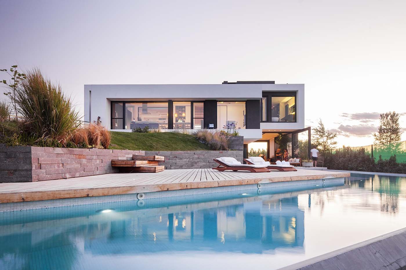 Moderní dům s výhledem na řeku